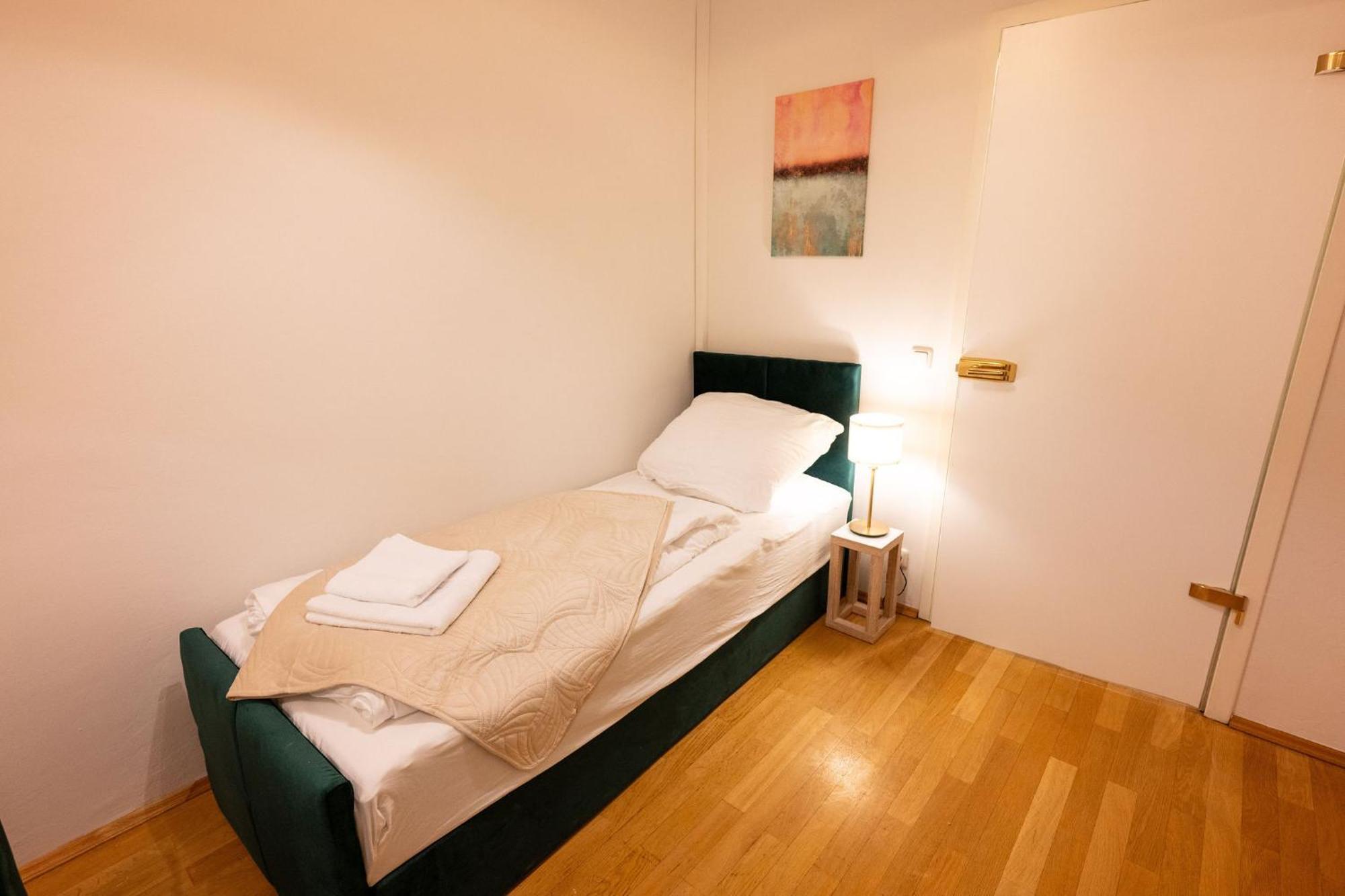 Appartement Large 110 Qm, 3 Bedrooms And Very 1-12 Guests *